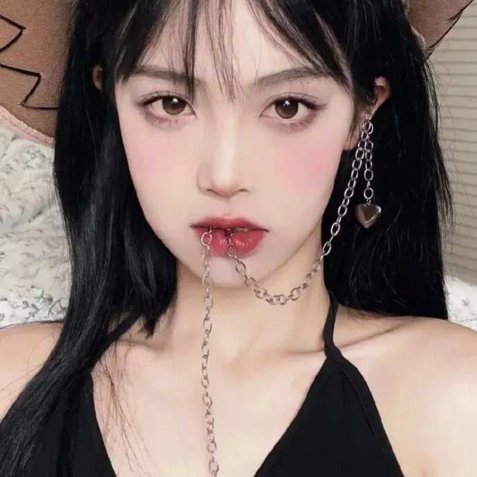 爱长颈鹿的女人封面